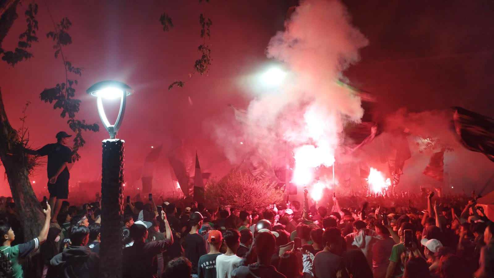 Bonek merayakan Ultah Persebaya di depan Stadion Gelora 10 November/ist