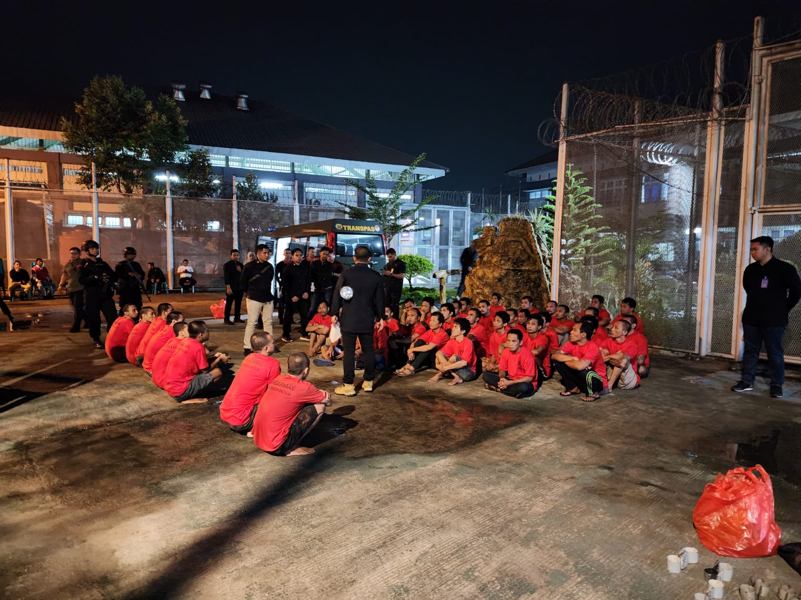 Kemenkumham Jatim Pindahkan 40 Napi Beresiko Tinggi ke Nusakambangan