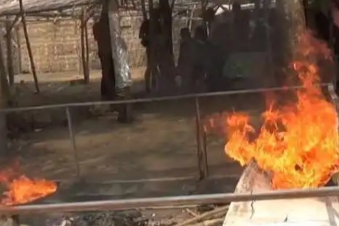 Polisi Bakar Arena Judi Sabung Ayam di Sumobito Jombang