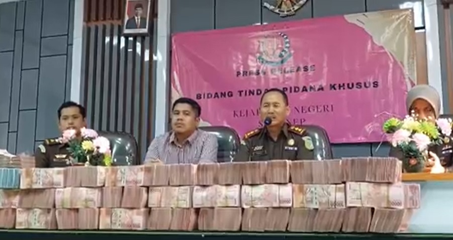 Kejari Sumenep menerima uang pengembalian  Rp 2,6 miliar dari tersangka kasus korupsi/metrotv