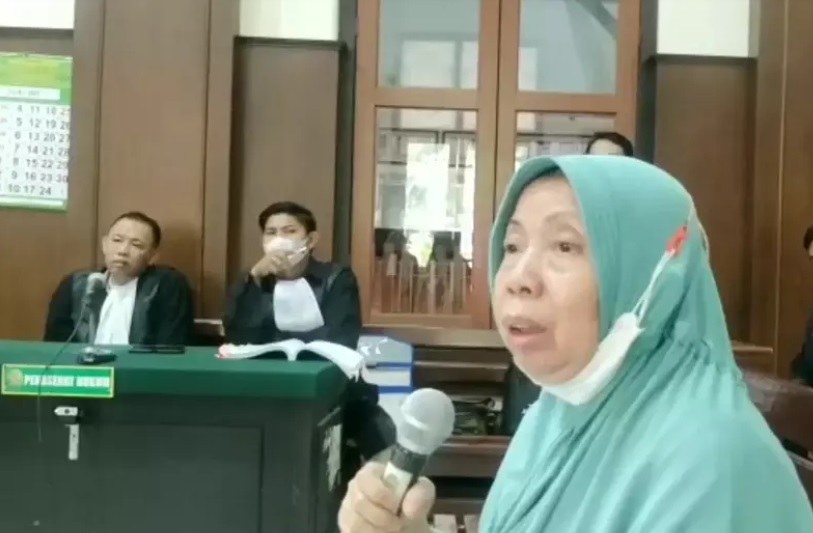  Asfiyatun saat menjalani sidang di PN Surabaya/ist