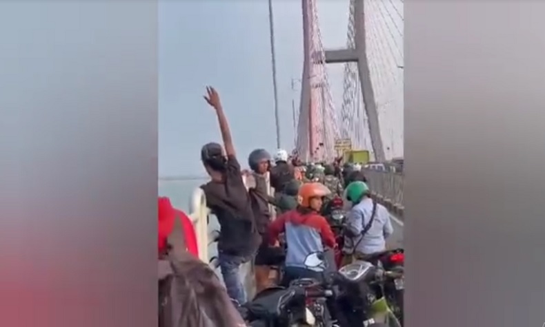 Potongan layar detik-detik seorang pria bunuh diri dengan cara melompat dari Jembatan Suramadu (Foto / Istimewa) 