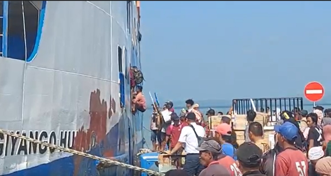 Penumpang kapal berebut masuk hingga melalui jendela kapal/metrotv