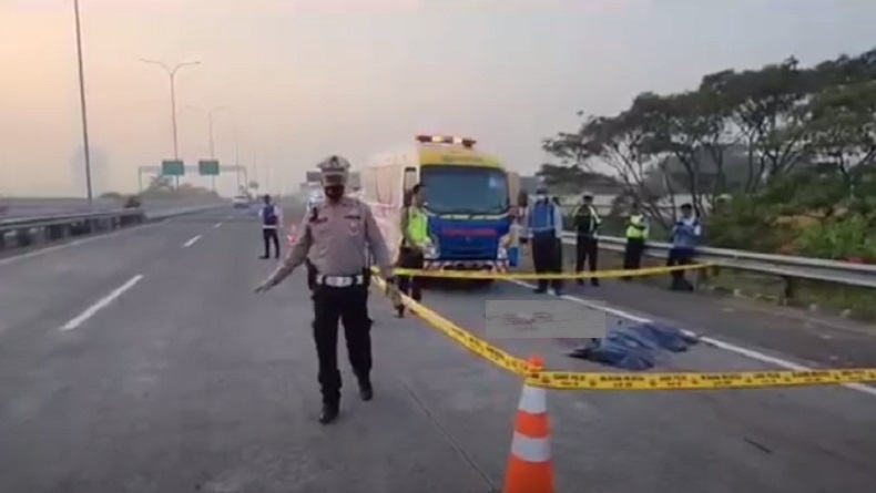 Kondisi mayat penuh luka bacok tergeletak di tol Surabaya - Mojokerto (Foto / Istimewa)