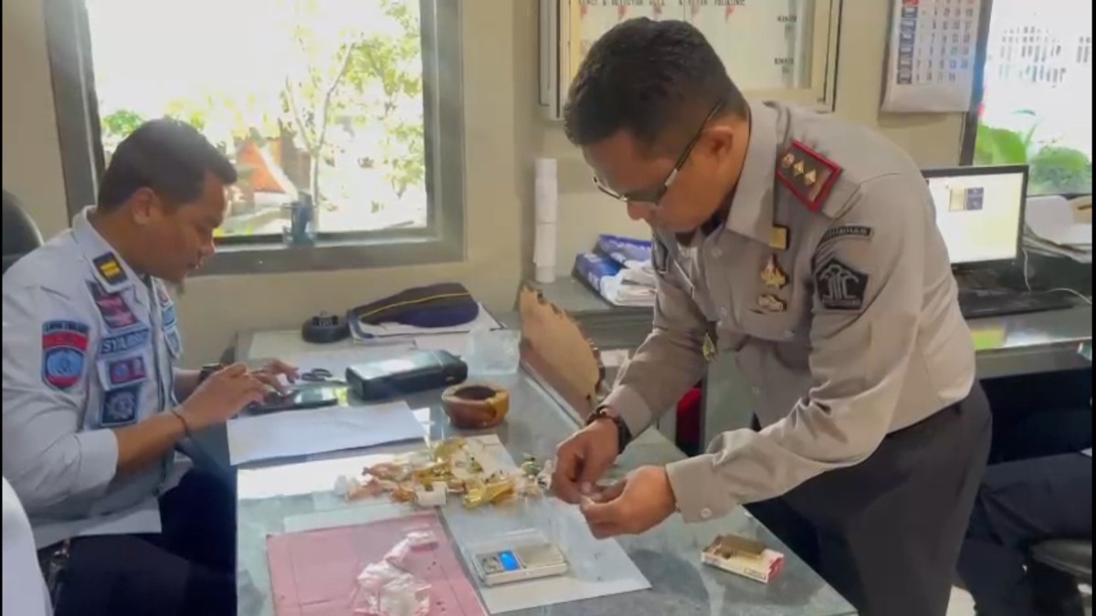 Petugas Lapas Tulungagung menggalkan penyelundupan sabu-sabu di dalam rokok (Foto / Istimewa)