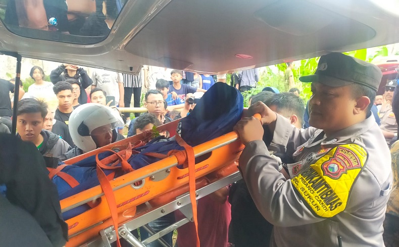 Evakuasi korban jatuh dari jembatan Sungai Metro (Foto / Istimewa)