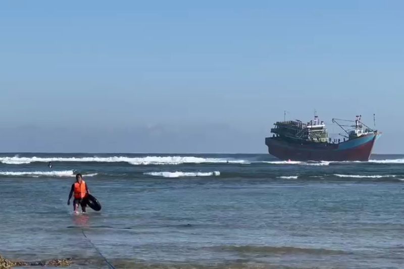 M Sumber Berkat A rute Pekalongan-Tanjung Wangi Banyuwangi kandas di Perairan Laut Plengkung Sawoan G-Land Alas Purwo. Sabtu (24/6/2023). ANTARA/HO-Dokumentasi pribadi