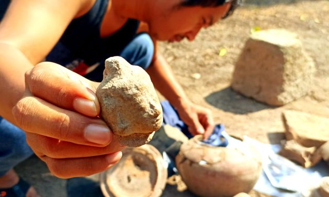 Patung Kepala Budha Ditemukan di Situs Mellek Situbondo