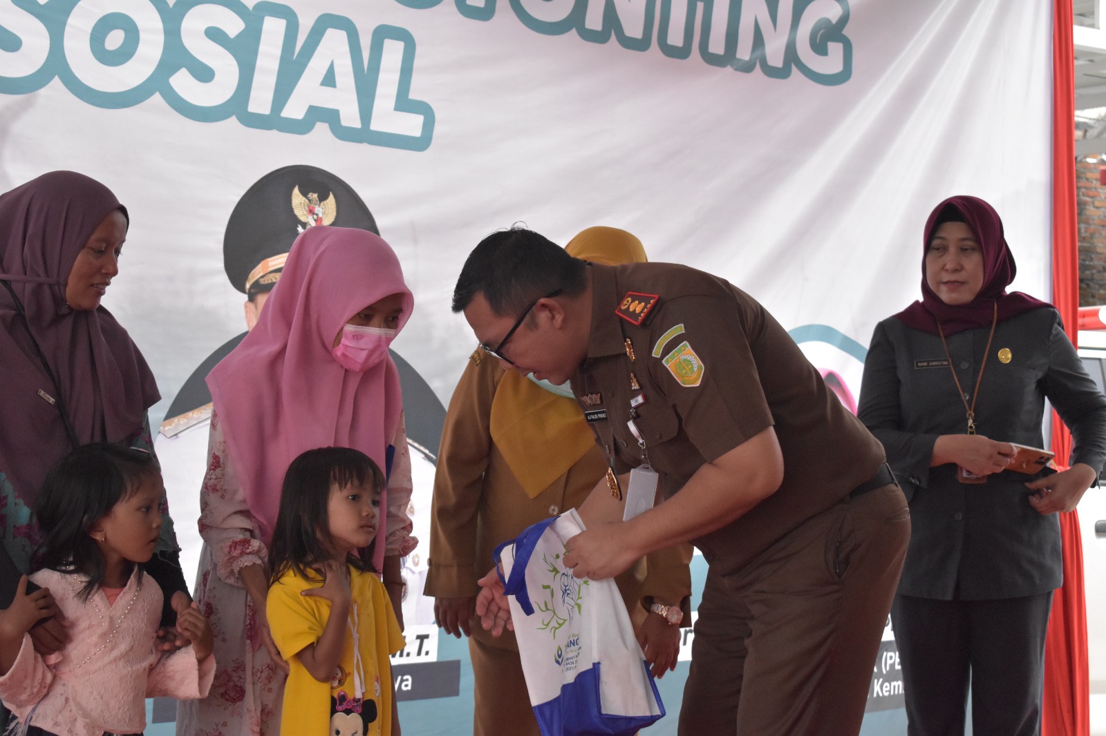  Kepala Kejari Tanjung Perak Aji Kalbu Pribadi saat memberikan bingkisan kepada anak-anak di Kecamatan Semampir (Foto / Kejari Perak)