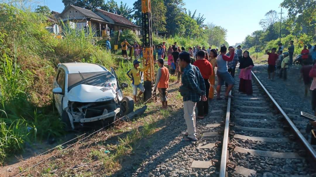 Kondisi mobil yang tertabrak kereta api di Banyuwangi/ist