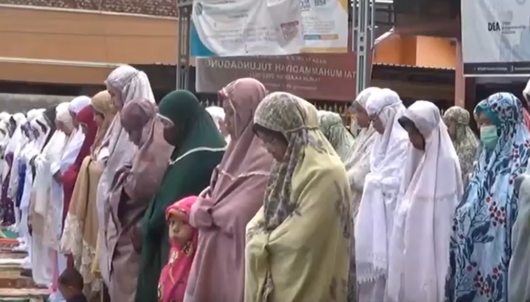 Warga Muhamadiyah di Tulungagung menjalankan sholat Idul Adha/metrotv