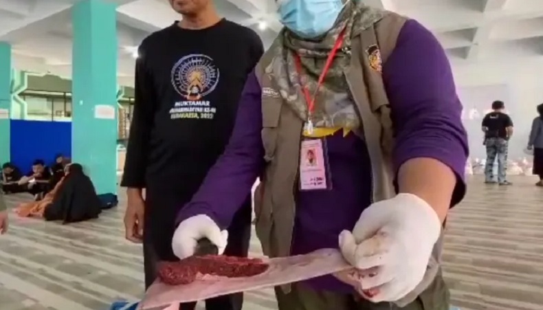 Petugas menemukan cacing hati di daging salah satu sapi kurban di Blitar (Foto / Antara)