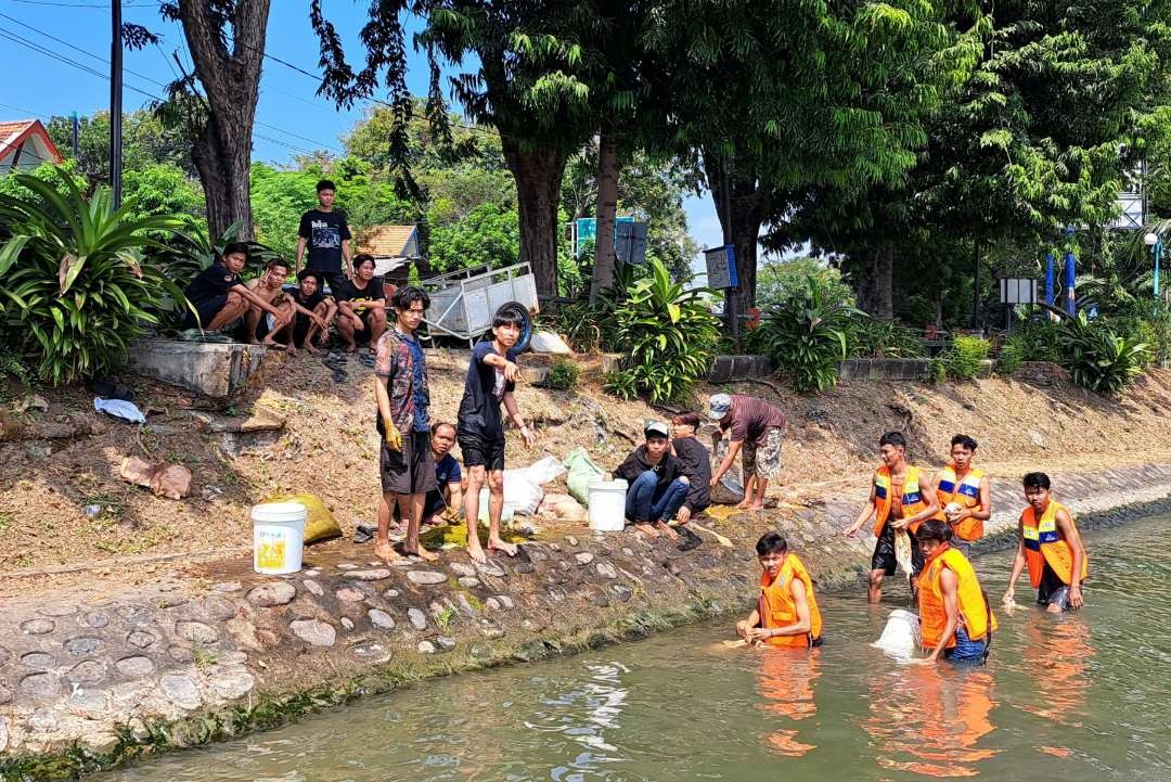 Warga Surabaya ditemukan berkelompok mencuci rumen di bibir sungai Kalimas/ist