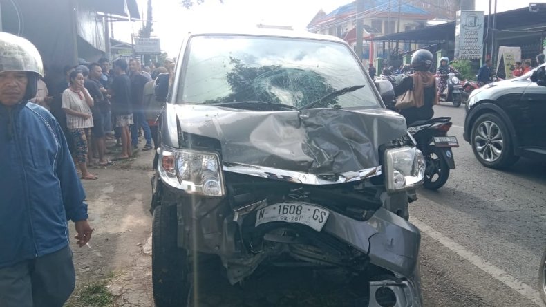 Kondisi mobil ringsek usai menabrak 2 pemotor dan menewaskan 2 orang (Foto :/ Istimewa)