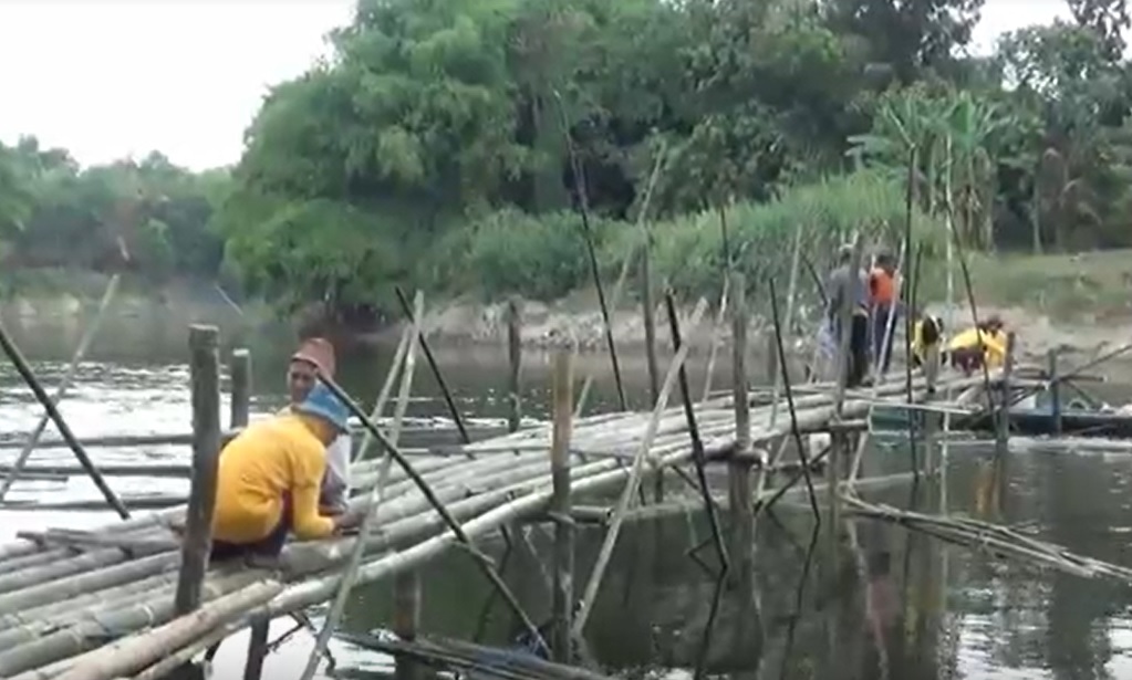 Lelah Menanti, Warga Ngawi Bikin Jembatan Darurat