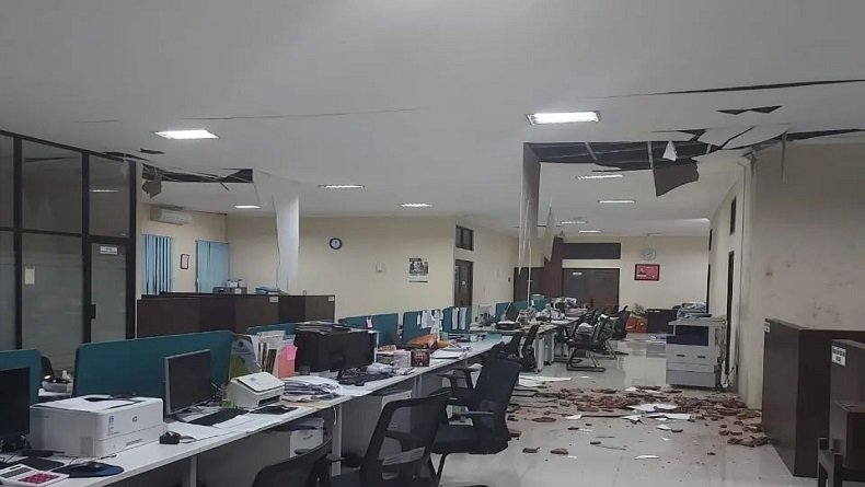 Plafon di salah satu ruangan di rumah sakit runtuh akibat gempa bumi (Foto / Istimewa)