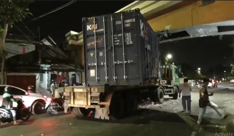 Truk Kontainer Nyangkut di Jembatan Kereta Api Surabaya, Begini Kondisinya