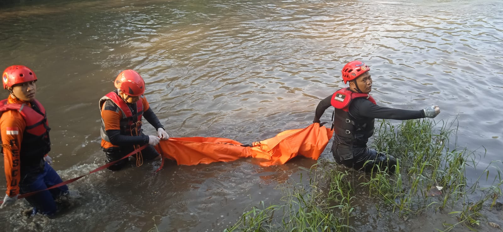 Petugas mengevakuasi bocah tenggelam di Jombang (Foto / Istimewa)