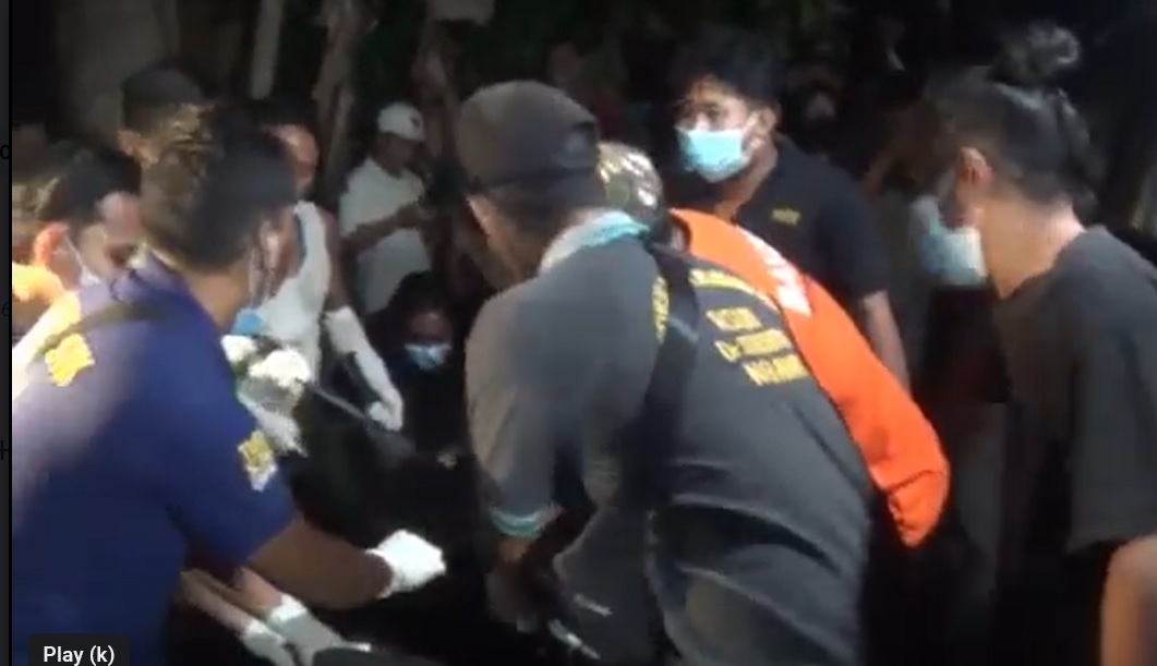 Petugas mengevakuasi mayat di bawah jembatan tol Ngawi (Foto / Istimewa)