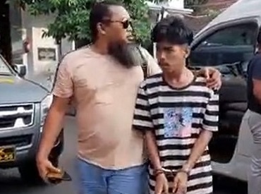  Jeki Rahmat diborgol lantaran menjadi terduga pelaku pembunuhan purnawirawan TNI AD, Sumiran (Foto / Istimewa)