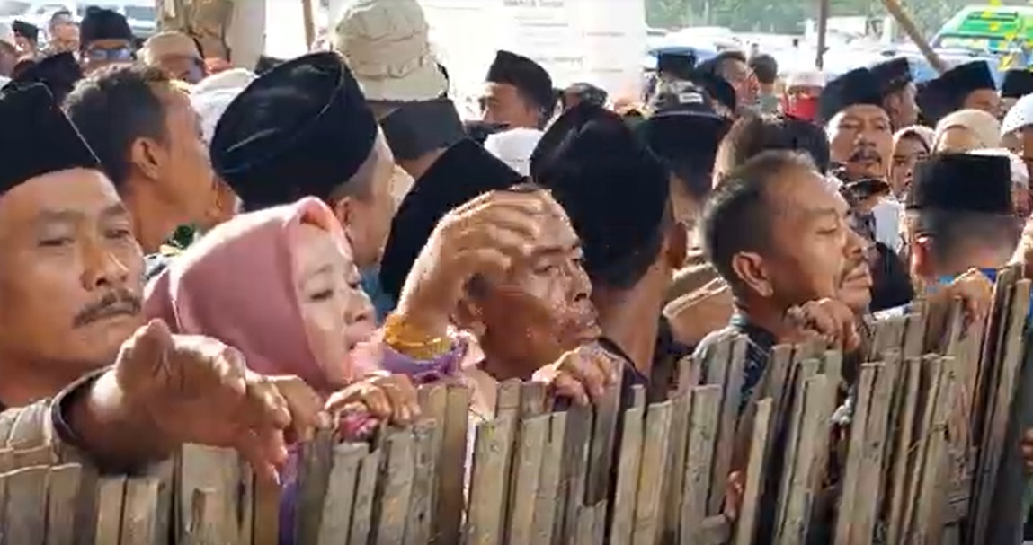 Keluarga jemaah haji berdesakan di pagar pembatas GOR Panglegur, Kabupaten Sumenep/metrotv