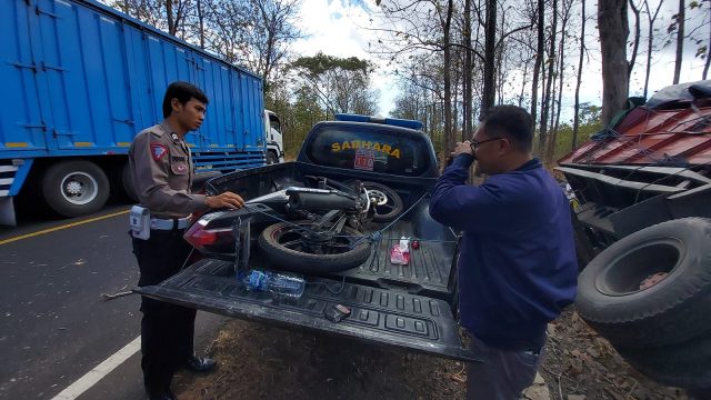 Petugas mengevakuasi motor korban yang terlindas truk/ist