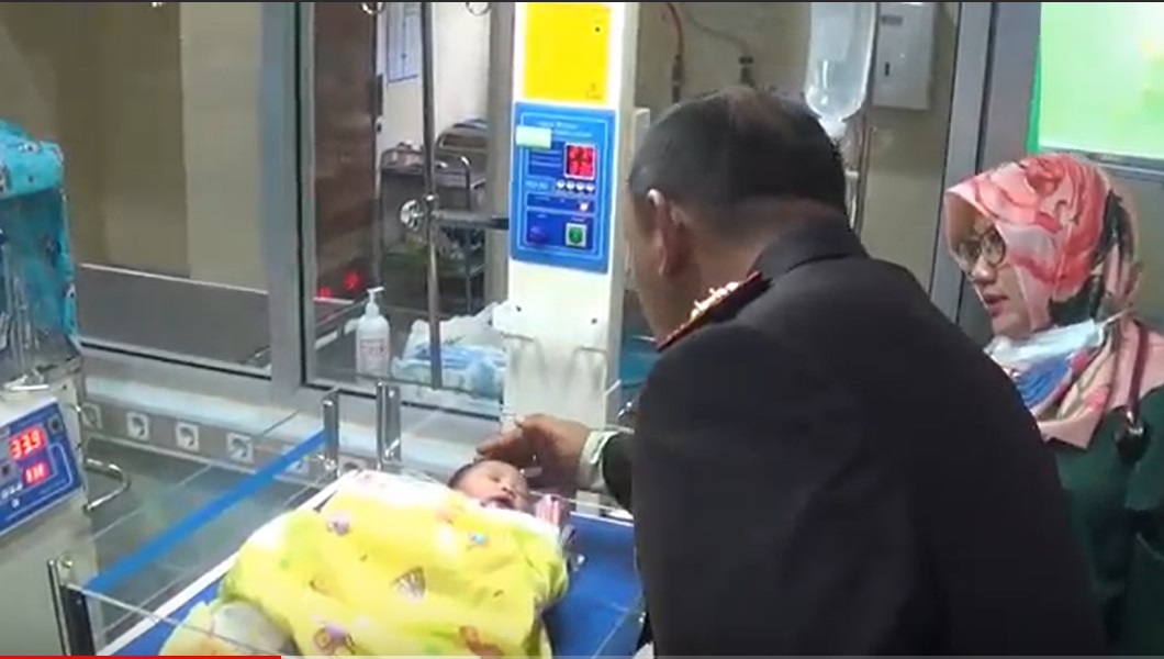 Kapolres Ngawi AKBP Dwiasi Wiyatputra melihat langsung kondisi bayi yang ditemukan di sendang Desa Kandangan (Foto / Metro TV)