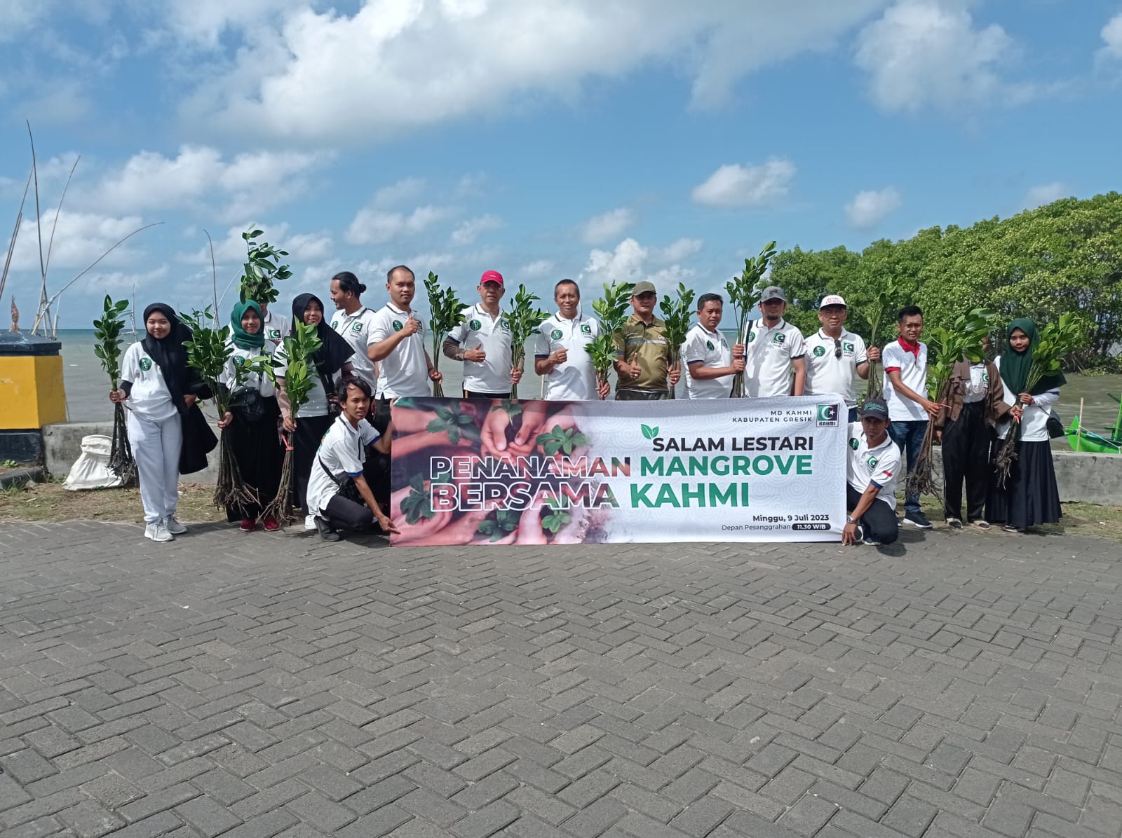  Majelis Daerah Korps Alumni Himpunan Mahasiswa Islam (MD KAHMI) Gresik tanam mangrove di Bawean (Foto / Istimewa)