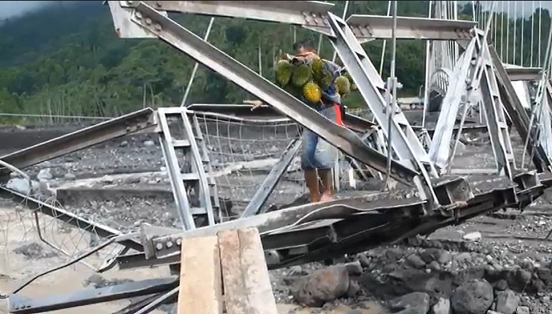 Berbahaya, Potret Warga Lumajang Nekat Lintasi Jembatan Putus Diterjang Banjir
