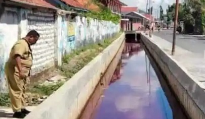 Petugas DLH Pemekasan mengecek kondisi sungai yang tercemar limbah pewarna batik (Foto / Istimewa)