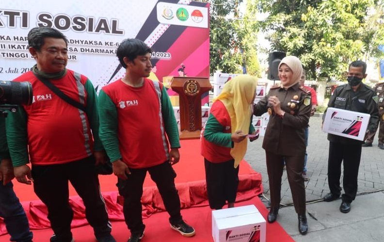 Kepala Kejati Jatim, Mia Amiati membagikan 100 paket sembako kepada penyapu jalan di Jalan Ahmad Yani, Surabaya (Foto / Istimewa)