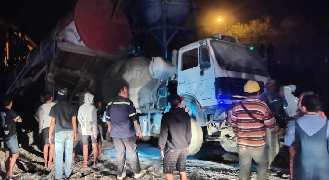 Mixer truk cor ambruk menimpa pekerja di Lamongan, Jawa Timur. (ist)