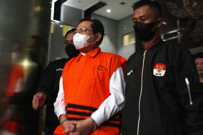  Mantan Sekretaris Mahkamah Agung (MA) Hasbi Hasan memakai rompi tahanan KPK/MI