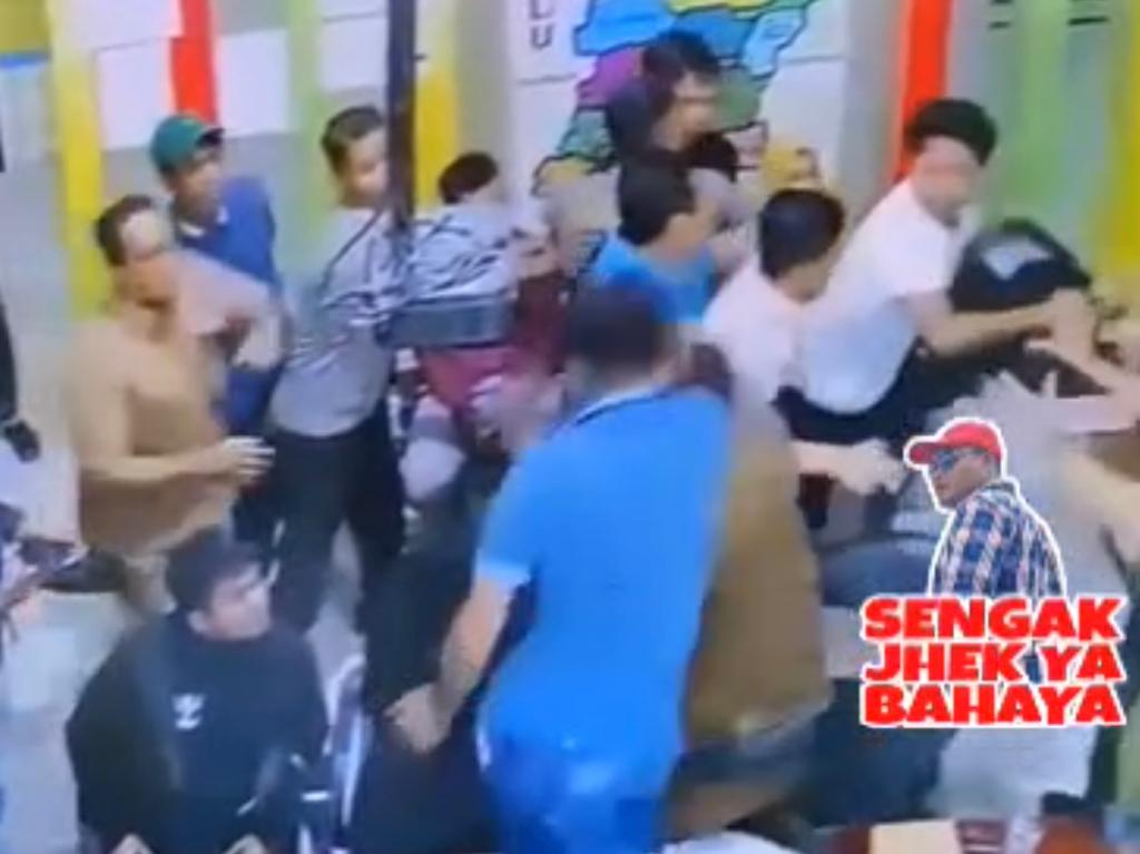 Detik-detik pemukulan kepala puskesmas Sampang saat audiensi dengan aktivis (Foto / Istimewa)