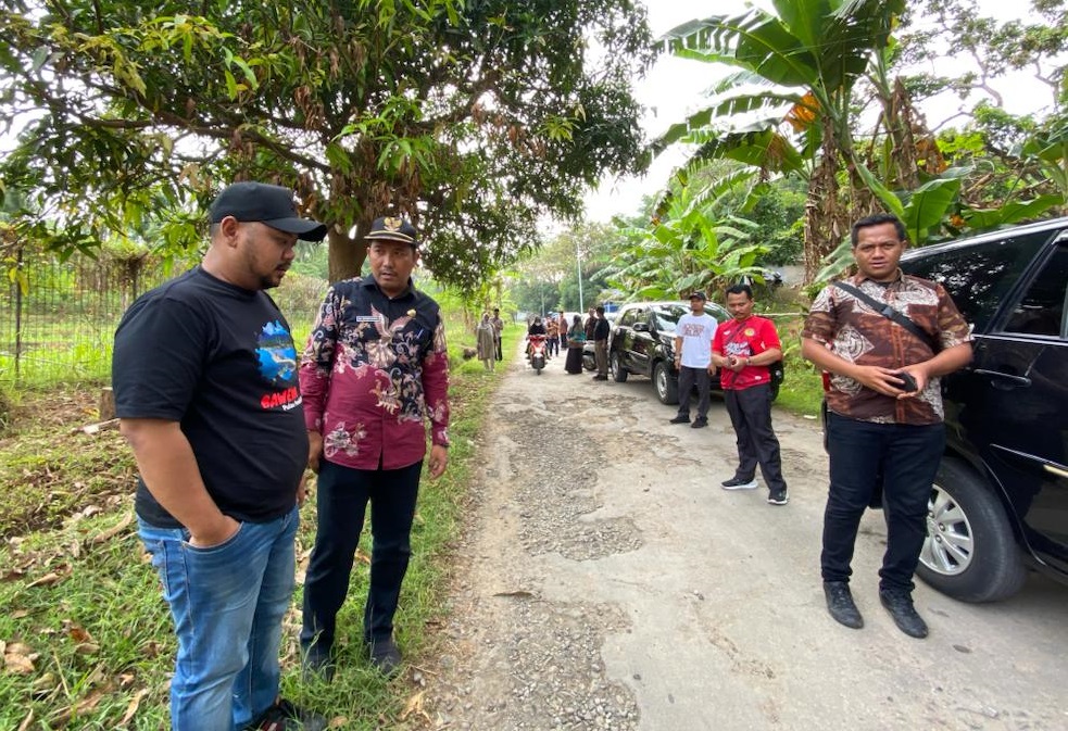 Bupati Gresik Fandi Akhmad Yani, saat melakukan kunjungan di titik jalan yang rencananya segara dipreservasi ke Pulau Bawean (Foto/ Humas Pemkab)