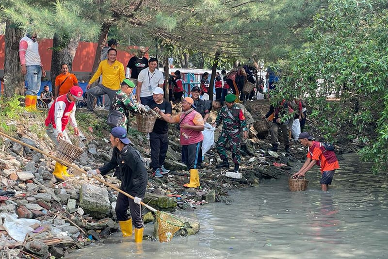 Kejari Tanjung Perak Bersama KOMPAK Bersih-bersih Pantai Kenjeran
