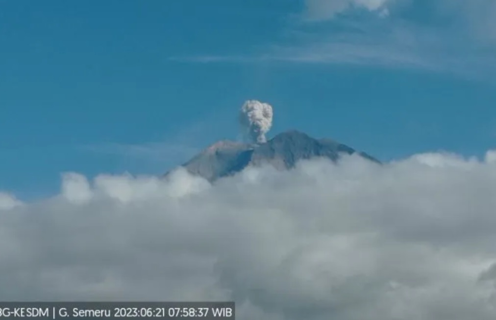 Semeru Luncurkan Awan Panas Guguran Setinggi 3.676 Meter