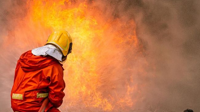 Kebakaran Landa Gudang Penyimpanan Bahan Bakar Pabrik Gula di Malang