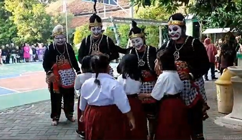 Guru SD di Surabaya mengenakan seragam punawakan untuk mengakrabkan dengan siswa baru (Foto / Istimewa)