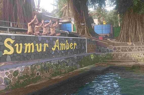 Jelang 1 Suro, Pemandian Sumur Amber Blitar Ramai Didatangi Pengunjung untuk Ritual