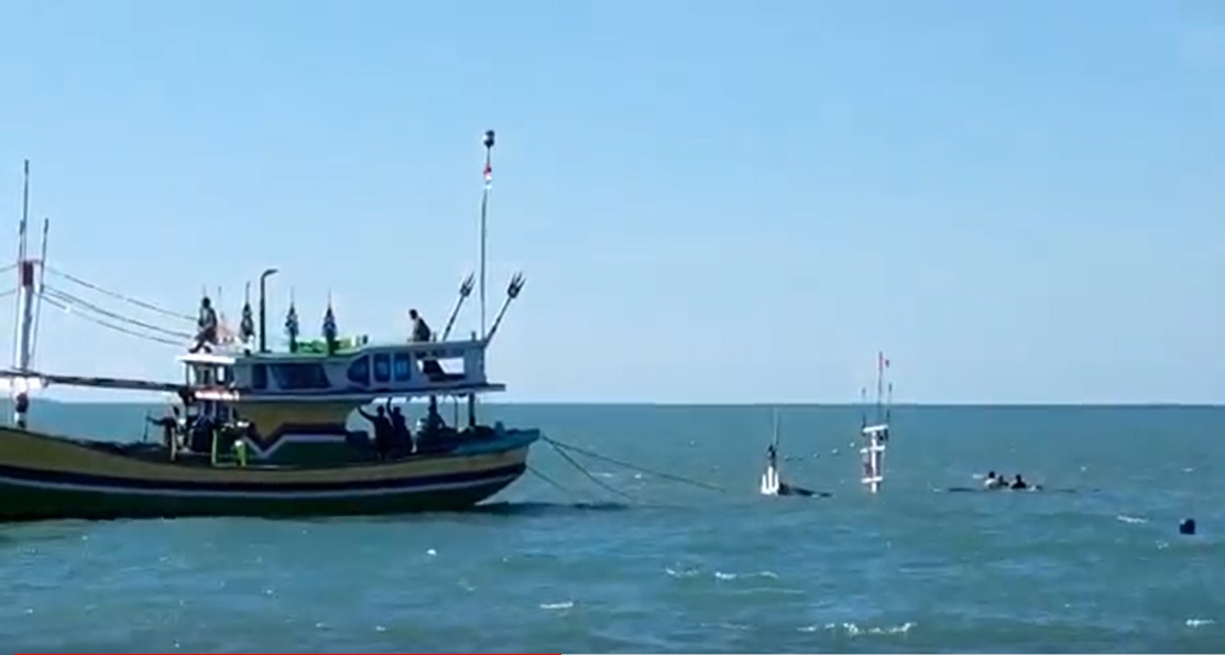 Kapal Tenggelam Diterjang Ombak di Pelabuhan Pamekasan