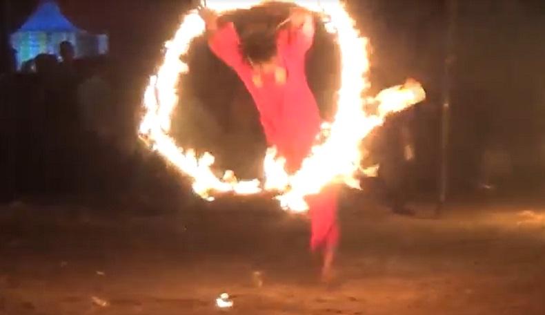 Atraksi lompat api menjadi salah satu kegiatan yang digelar untuk memperingati malam tahun baru Islam di Nganjuk (Foto / Istimewa)