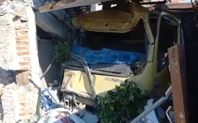Kondisi truk usai mengalami kecelakaan beruntun di Mojokerto (Foto / Istimewa)