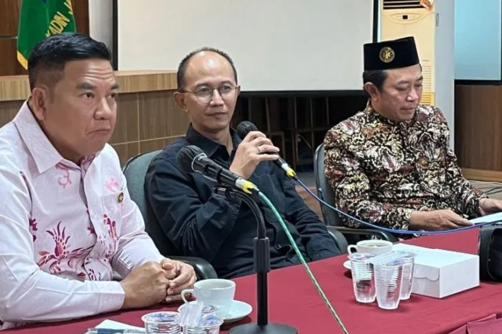 Gubernur Provinsi Narathiwat Sanan Phongaksorn (kiri), Ketua Umum Kadin Jawa Timur Adik Dwi Putranto dan Rektor Universitas Nurul Jadid Probolinggo KH Abd. Hamid Wahid saat pertemuan, di Kantor Kadin Jawa Timur, di Surabaya, Minggu (23/7/2023). ANTARA/HO-