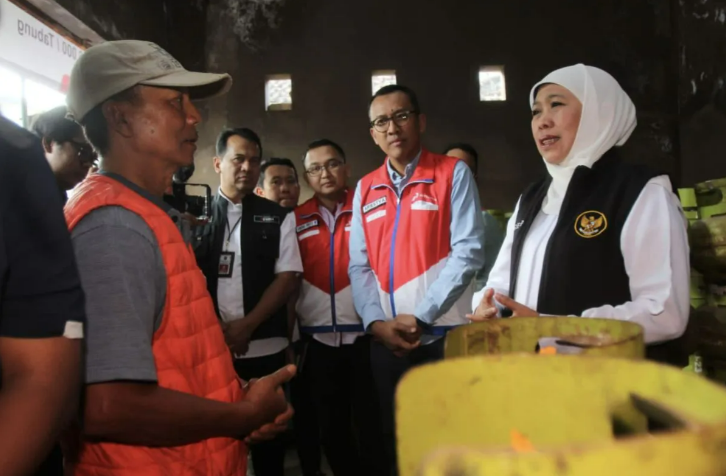 Gubernur Jawa Timur Khofifah Indar Parawansa (kanan) pada saat melakukan pengecekan pada salah satu pangkalan elpiji, di Kota Batu, Jawa Timur, Sabtu (29/7/2023). (FOTO ANTARA/HO-Pertamina Patra Niaga Jatimbalinus)