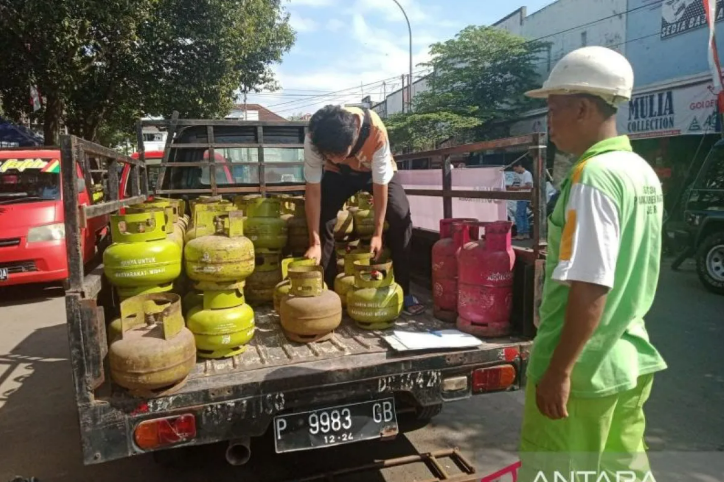 Petugas menata elpiji yang dijual dalam operasi pasar yang digelar di Pasar Tanjung Jember, Senin (31/7/2023). ANTARA/Zumrotun Solichah