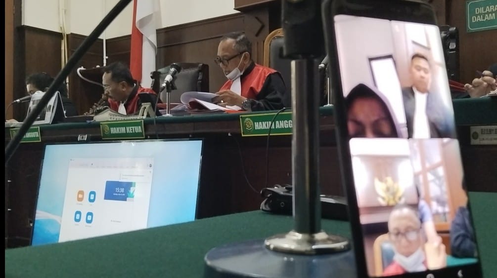 Majelis Hakim Pengadilan Negeri (PN) Surabaya memvonis lima tahun penjara nenek Asfiyatun, 60, penjual gorengan yang juga terdakwa perkara narkoba jenis ganja 17 kilogram. (Medcom.id/Amal)