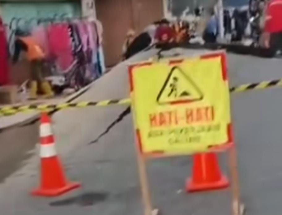 Aspal Meledak di Jalan Pasar Kembang Surabaya saat Rehabilitasi Pipa PDAM