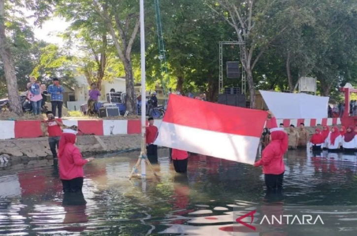 Upacara HUT Ke-78 Kemerdekaan RI di Sungai Marengan, Sumenep, Jawa Timur, Kamis (ANTARA/ Slamet Hidayat)