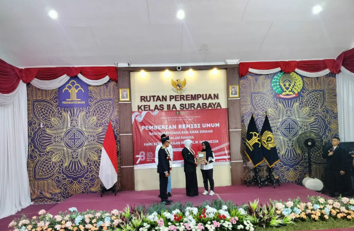 Gubernur Jawa Timur Khofifah Indar Parawansa (dua kanan) memberikan remisi kepada narapidana di Rutan Perempuan Klas IIA Surabaya, Jawa Timur, Kamis (17/8/2023). (ANTARA/Indra Setiawan)